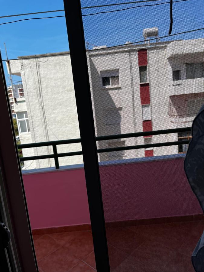 Appartamento Incantevole Con Posto Auto Privato Vlore Luaran gambar