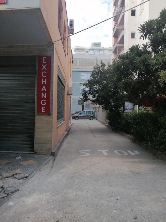 Appartamento Incantevole Con Posto Auto Privato Vlore Luaran gambar
