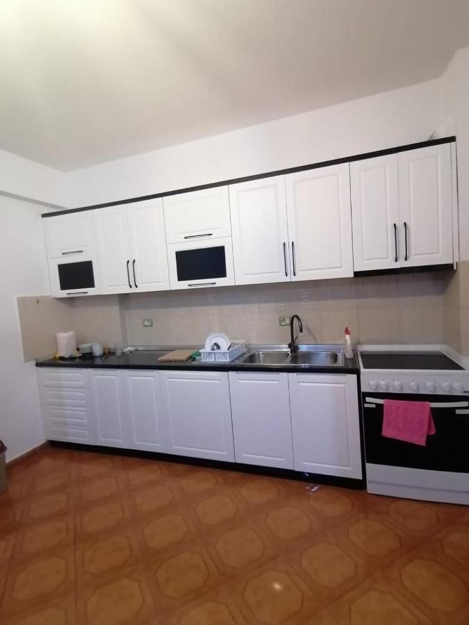 Appartamento Incantevole Con Posto Auto Privato Vlore Luaran gambar